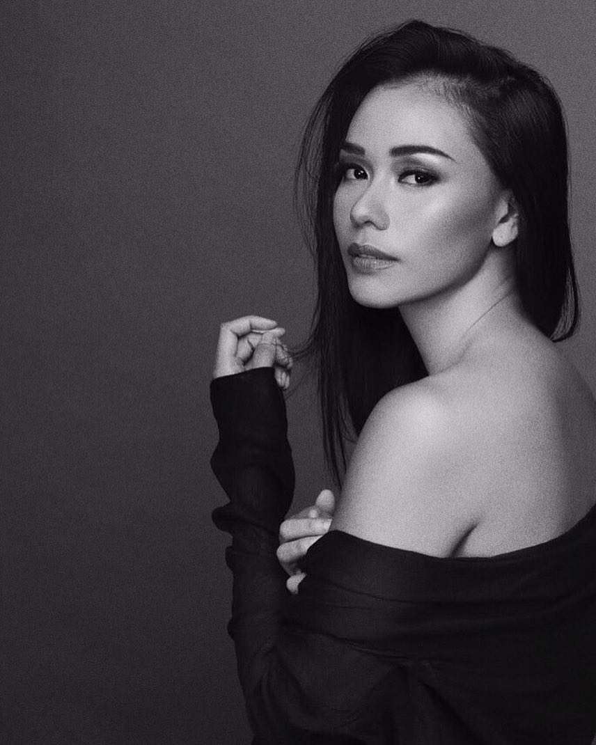 8 Pose Adinia Wirasti pamer pundak ini bikin cowok geregetan