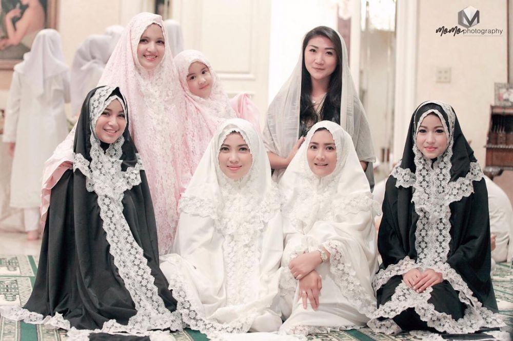 Biasanya hot, ini 5 gaya berkerudung anggota Girl Squad Nia Ramadhani
