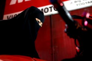 Kisah lady biker bercadar, dari dicegat penjahat hingga dikira teroris