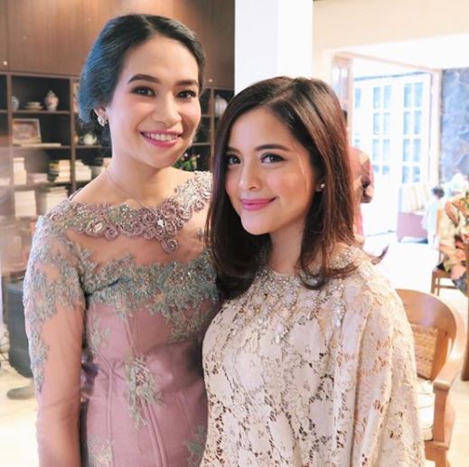 10 Pesona Tasya Kamila berbalut gaun simpel yang terlihat elegan