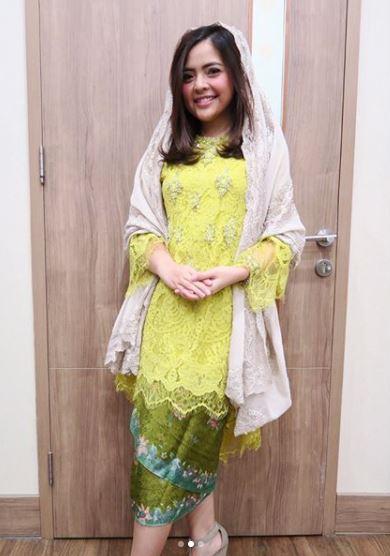 10 Pesona Tasya Kamila berbalut gaun simpel yang terlihat elegan