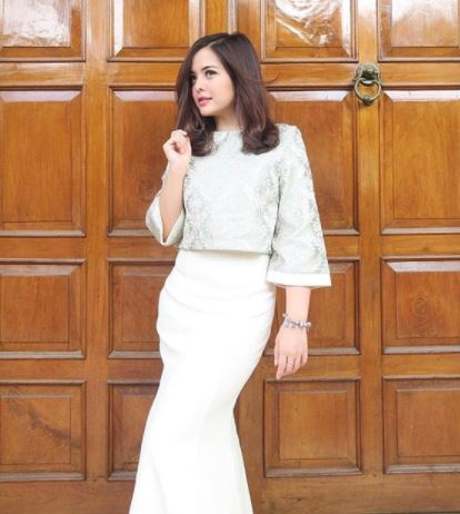 10 Pesona Tasya Kamila berbalut gaun simpel yang terlihat elegan