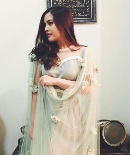 10 Pesona Tasya Kamila berbalut gaun simpel yang terlihat elegan