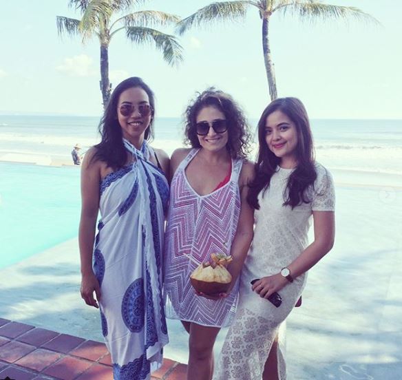 10 Pesona Tasya Kamila berbalut gaun simpel yang terlihat elegan