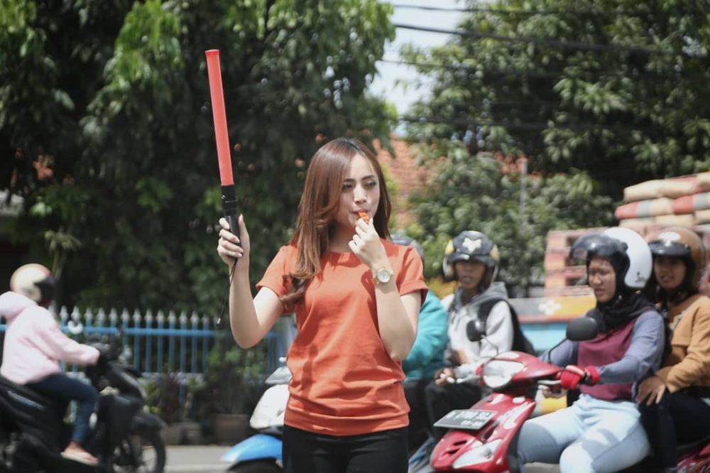 6 Aksi Ceu Ogah, pengatur lalu lintas yang bikin adem di tengah macet