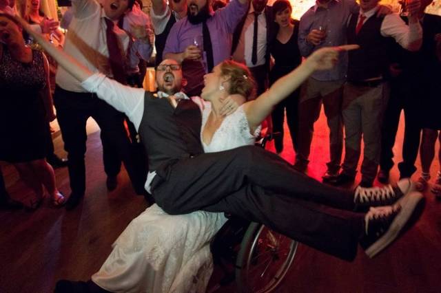 10 Foto pernikahan ini bikin salah fokus, gagal romantis deh