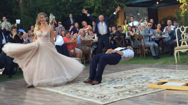 10 Foto pernikahan ini bikin salah fokus, gagal romantis deh