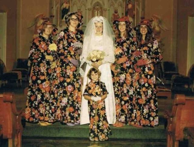 10 Foto pernikahan ini bikin salah fokus, gagal romantis deh