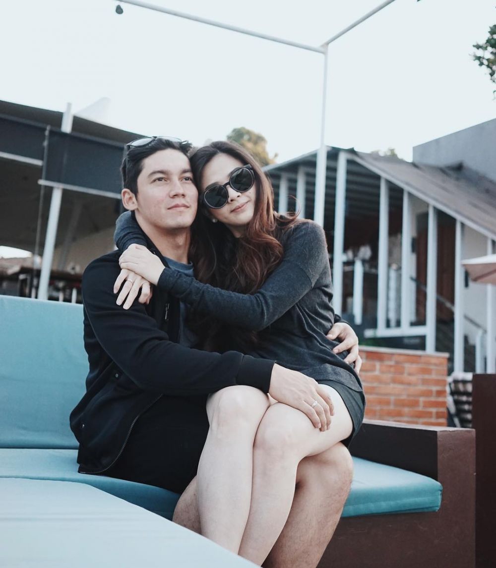 Pose pangku-pangkuan 8 pasang seleb ini romantisnya bikin gemes