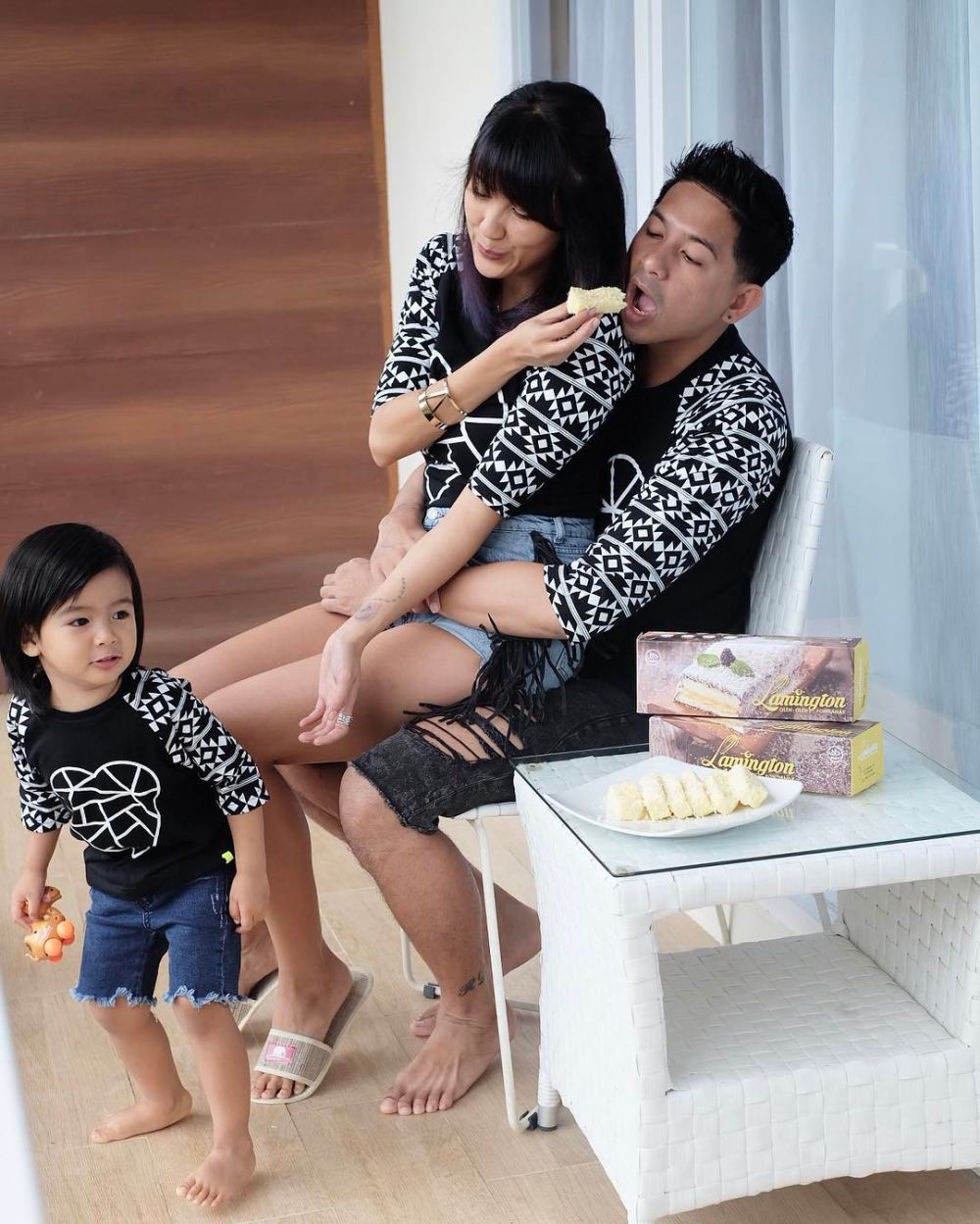 Pose pangku-pangkuan 8 pasang seleb ini romantisnya bikin gemes