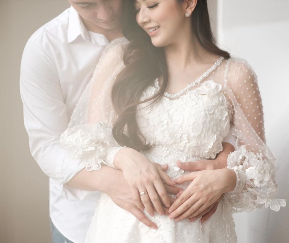 7 Keromantisan Samuel dampingi Franda yang hamil 8 bulan, suami siaga