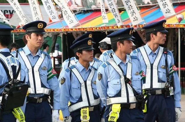 15 Seragam polisi di berbagai belahan dunia, unik dan beragam