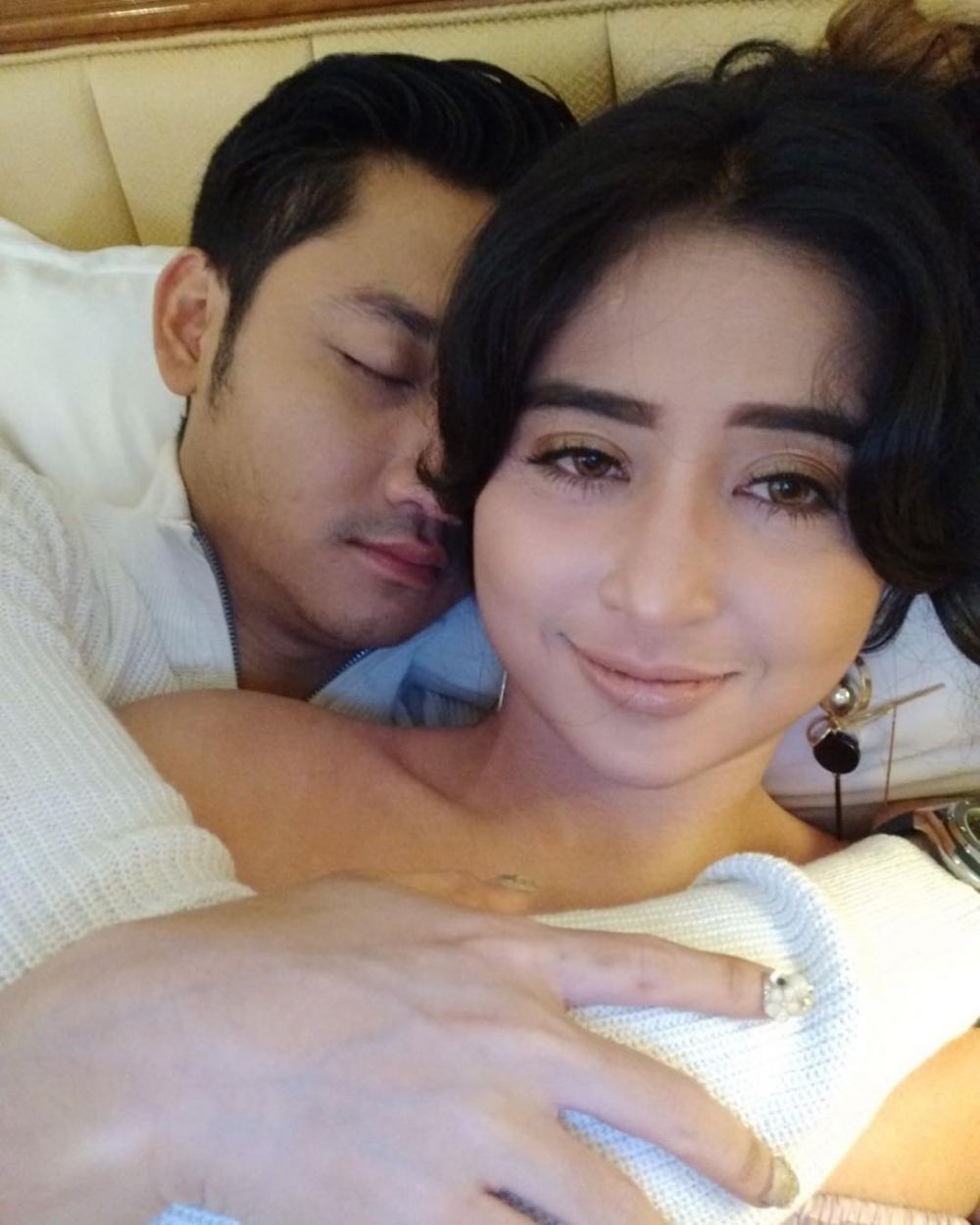 9 Pose mesra Dewi Perssik & suami yang nempel bak prangko