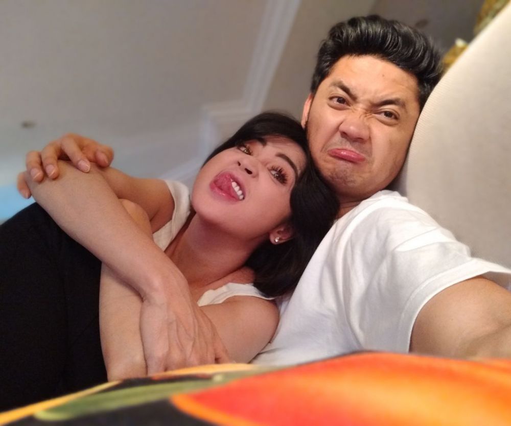 9 Pose mesra Dewi Perssik & suami yang nempel bak prangko