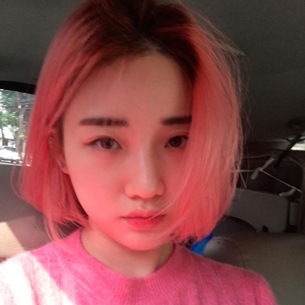 Jarang tampil di TV, ini 10 gaya terbaru Han Yoora berambut pendek