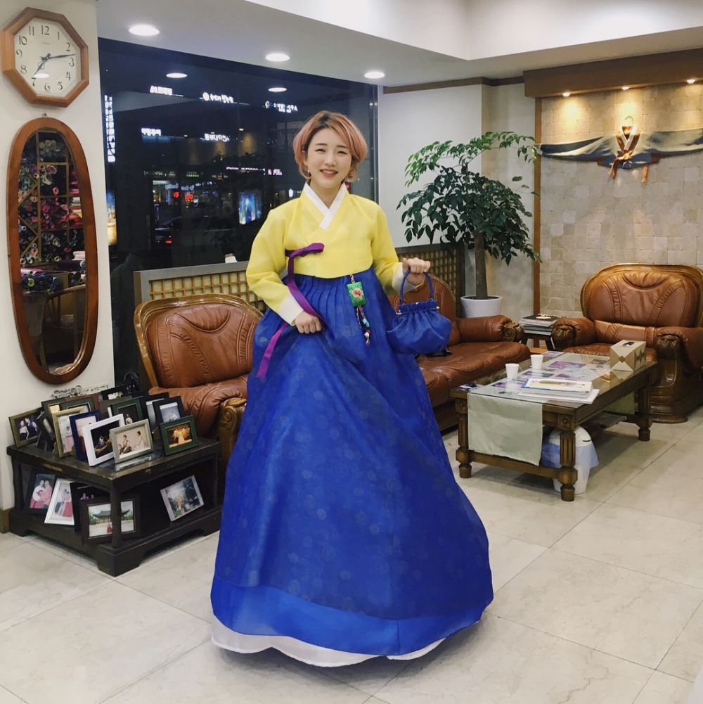 Jarang tampil di TV, ini 10 gaya terbaru Han Yoora berambut pendek