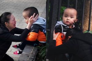 Fotonya viral, kisah ibu menangis di depan anaknya ini bikin terenyuh