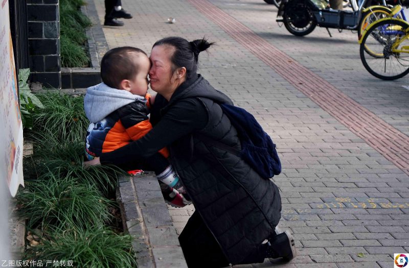 Fotonya viral, kisah ibu menangis di depan anaknya ini bikin terenyuh