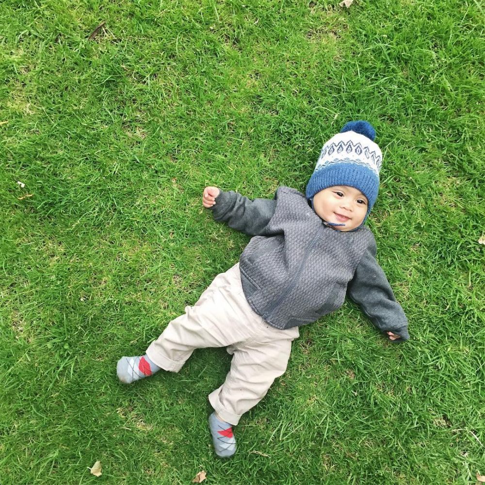 Pose imut 5 anak seleb pakai sweater saat liburan ini ngegemesin parah