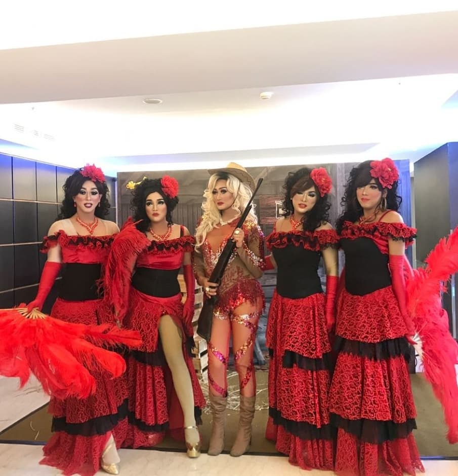 10 Aksi kompak Boby Tince & Golden Boys, pria macho yang tampil cantik