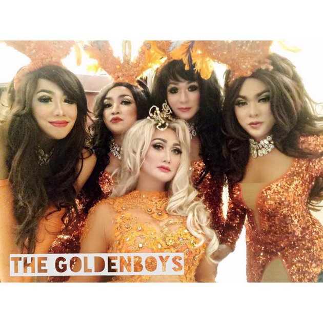 10 Aksi kompak Boby Tince & Golden Boys, pria macho yang tampil cantik