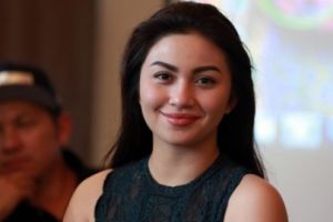 Momen Ariel Tatum tampil menggoda tanpa makeup, cuma berbalut handuk!