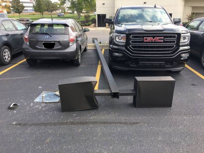 8 Momen tragis kendaraan nyaris tertimpa maut ini ngeri abis