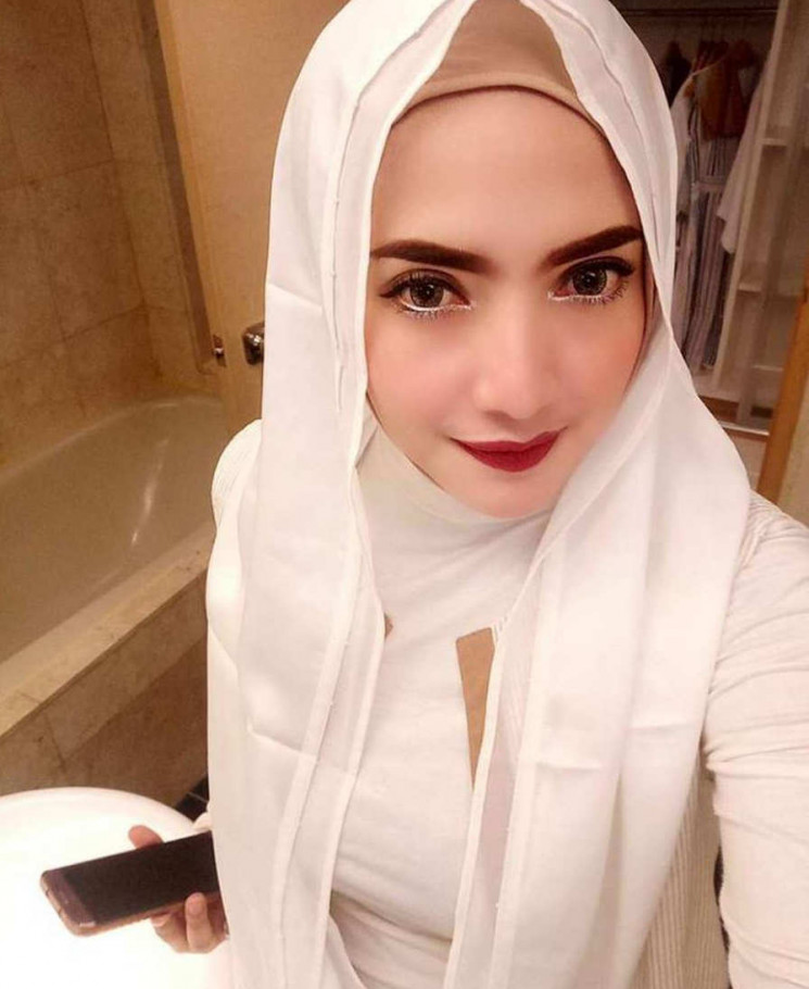 10 Pesona Yulia Mochamad, wanita yang diduga istri ketiga Opick