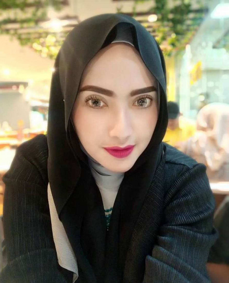 10 Pesona Yulia Mochamad, wanita yang diduga istri ketiga Opick