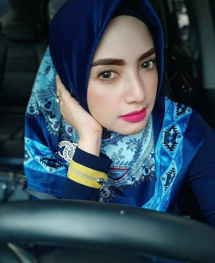 10 Pesona Yulia Mochamad, wanita yang diduga istri ketiga Opick