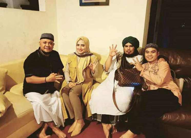 10 Pesona Yulia Mochamad, wanita yang diduga istri ketiga Opick