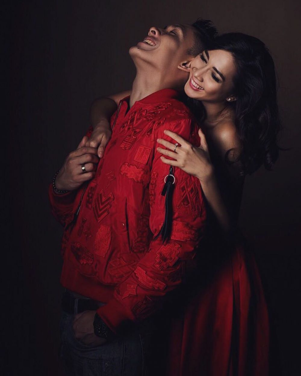 Pose 11 seleb cantik saat peluk pasangan dari belakang, mesra abis