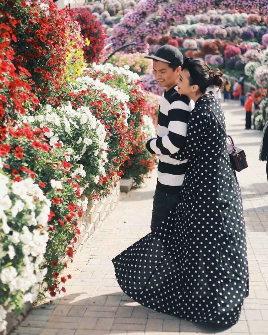 Pose 11 seleb cantik saat peluk pasangan dari belakang, mesra abis