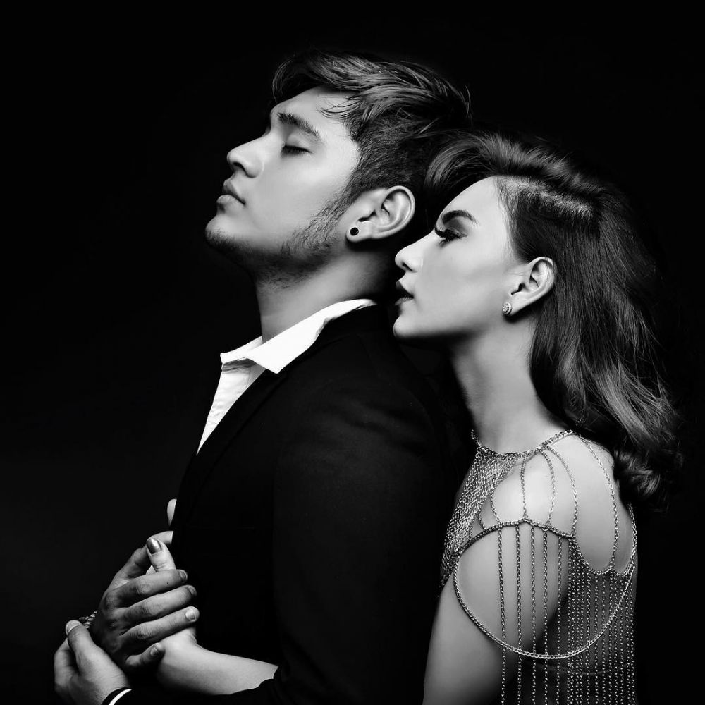 Pose 11 seleb cantik saat peluk pasangan dari belakang, mesra abis