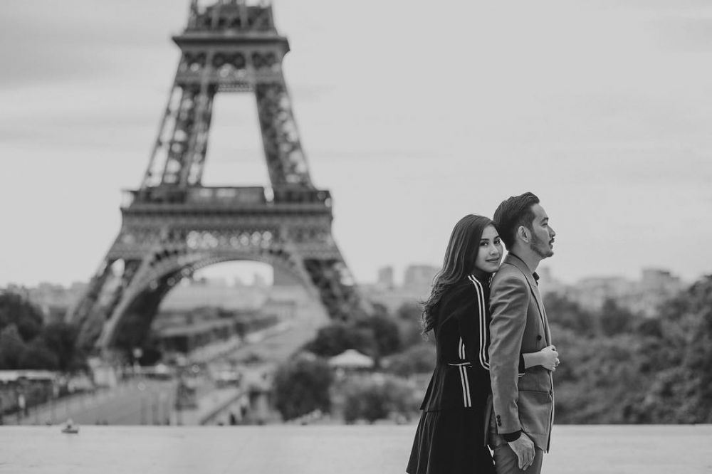 Pose 11 seleb cantik saat peluk pasangan dari belakang, mesra abis