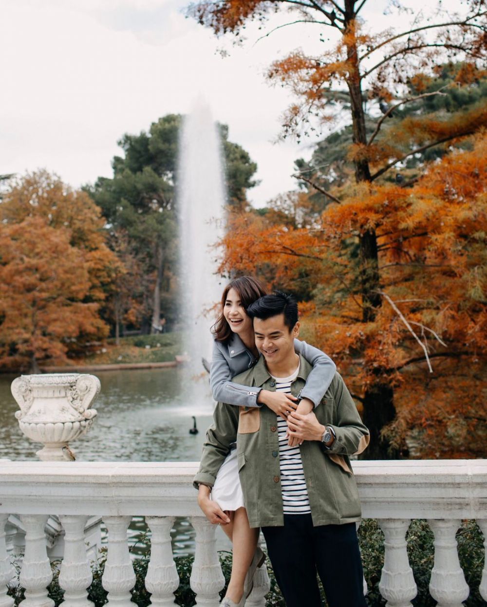 Pose 11 seleb cantik saat peluk pasangan dari belakang, mesra abis