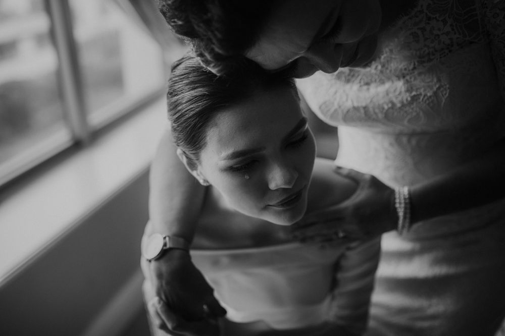 Momen haru 5 seleb cantik saat menitikkan air mata di pernikahannya