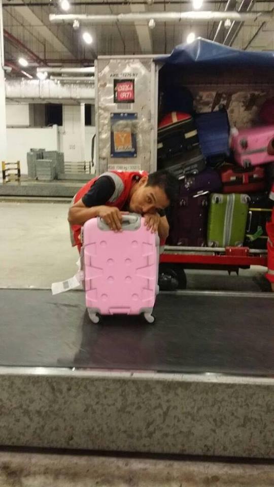 Kerap dikritik penumpang, balasan petugas bagasi bandara ini kocak pol