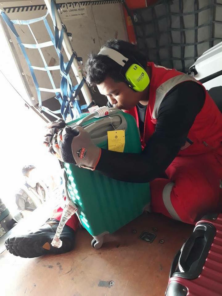 Kerap dikritik penumpang, balasan petugas bagasi bandara ini kocak pol