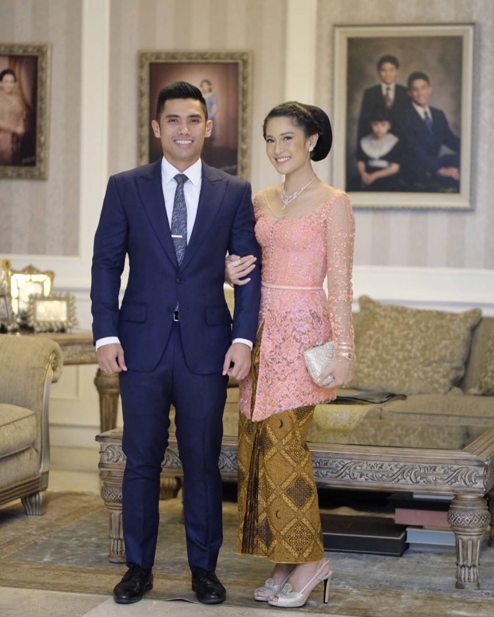 5 Gaya formal Dian Sastro dan Indraguna Sutowo, serasi banget