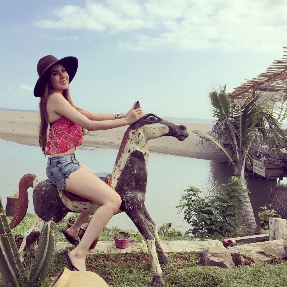 10 Gaya menantang Sally Adelia Soraya, presenter sahabat Nia Ramadhani