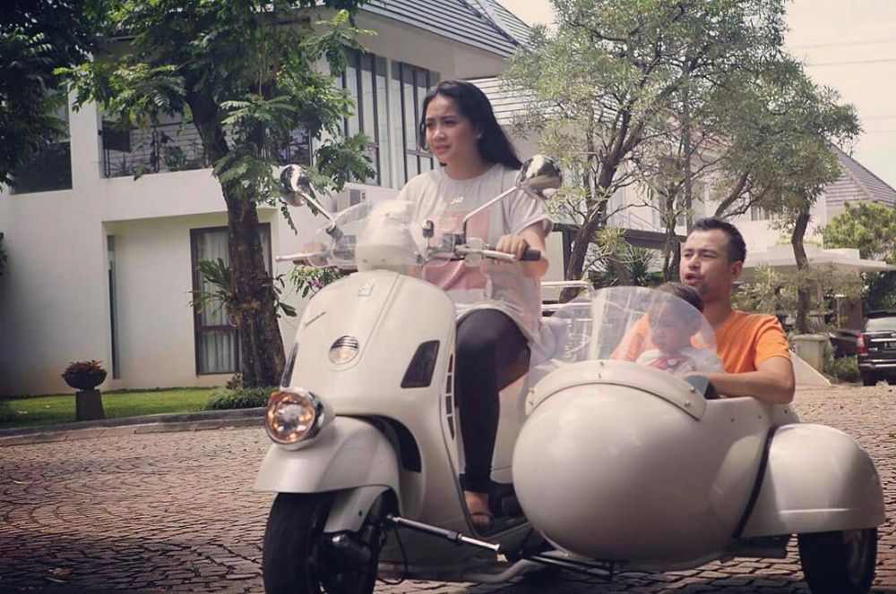 9 Gaya keluarga Raffi-Nagita dengan kendaraan mewah, berkelas banget