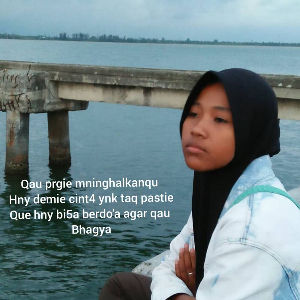 9 Aksi kocak Helen Junet, selebgram hits ulas makanan sambil ngerap