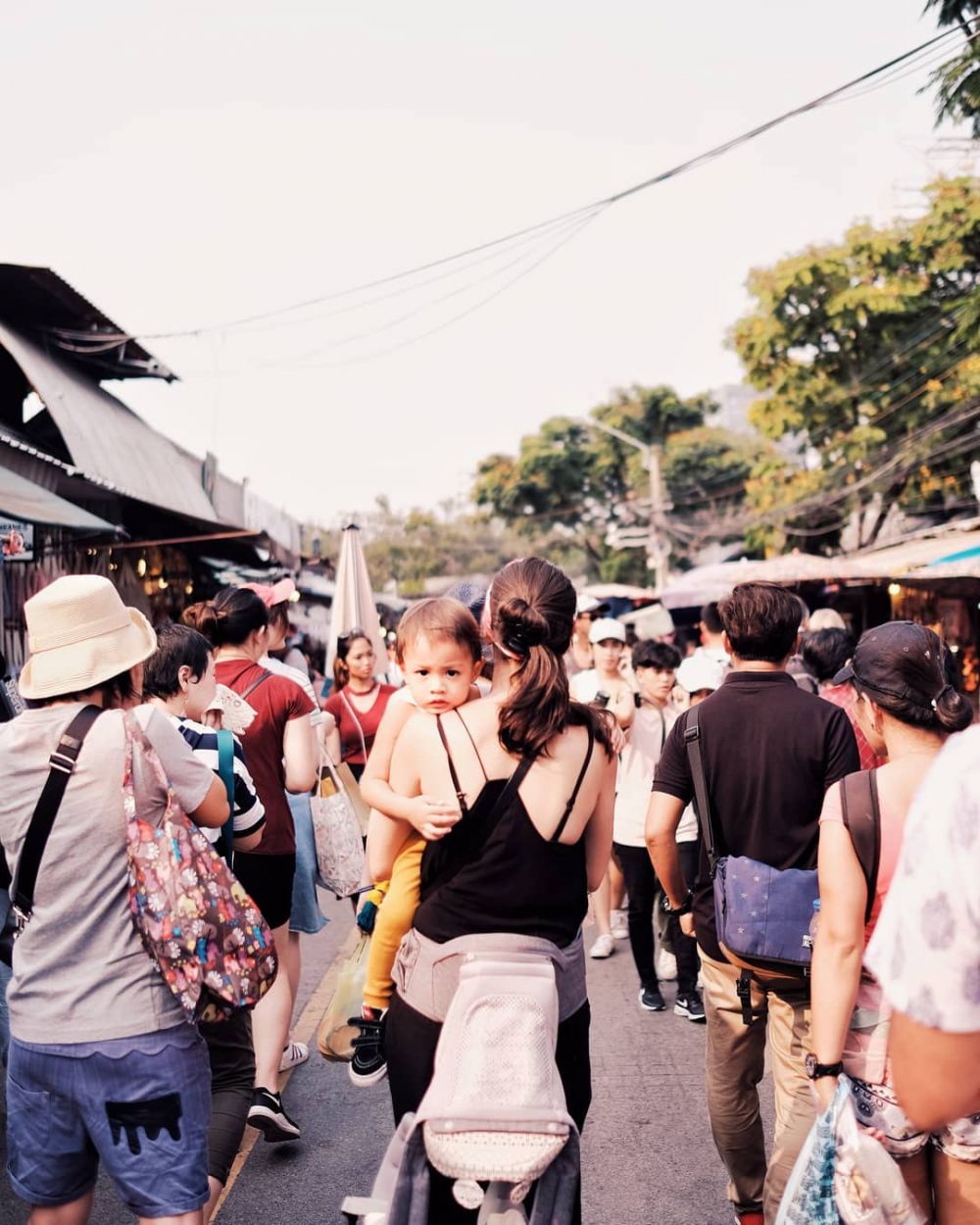 Bak ibu-ibu pasar, ini 10 gaya Sabai Morscheck traveling ke Thailand