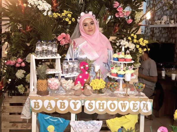 7 Momen seru baby shower Fairuz A Rafiq, penuh warna nuansa tropical