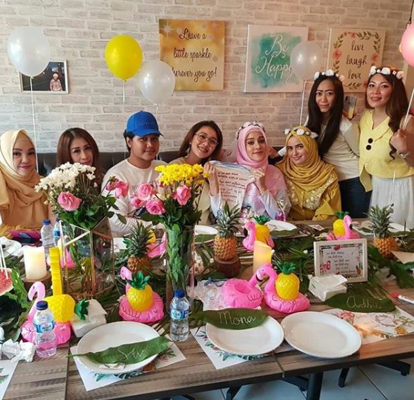 7 Momen seru baby shower Fairuz A Rafiq, penuh warna nuansa tropical