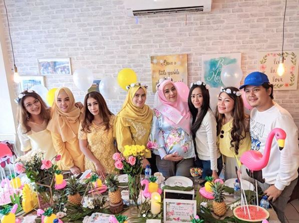 7 Momen seru baby shower Fairuz A Rafiq, penuh warna nuansa tropical
