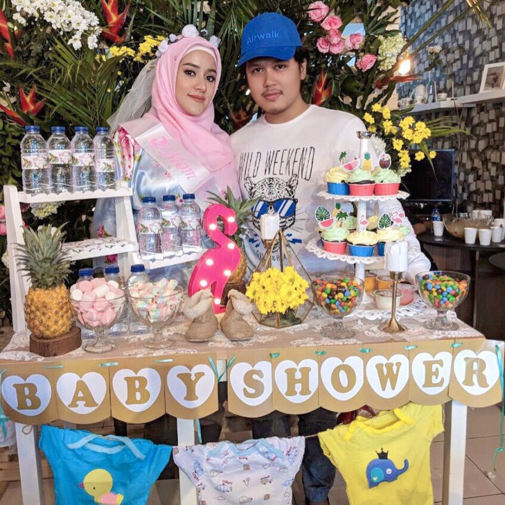 7 Momen seru baby shower Fairuz A Rafiq, penuh warna nuansa tropical