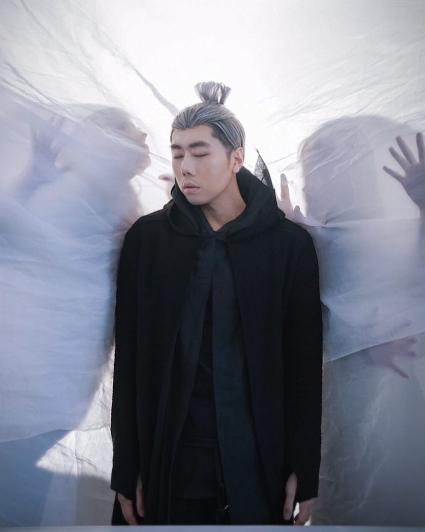 10 Gaya trendi Roy Kiyoshi ini nggak kalah keren dari idol K-Pop