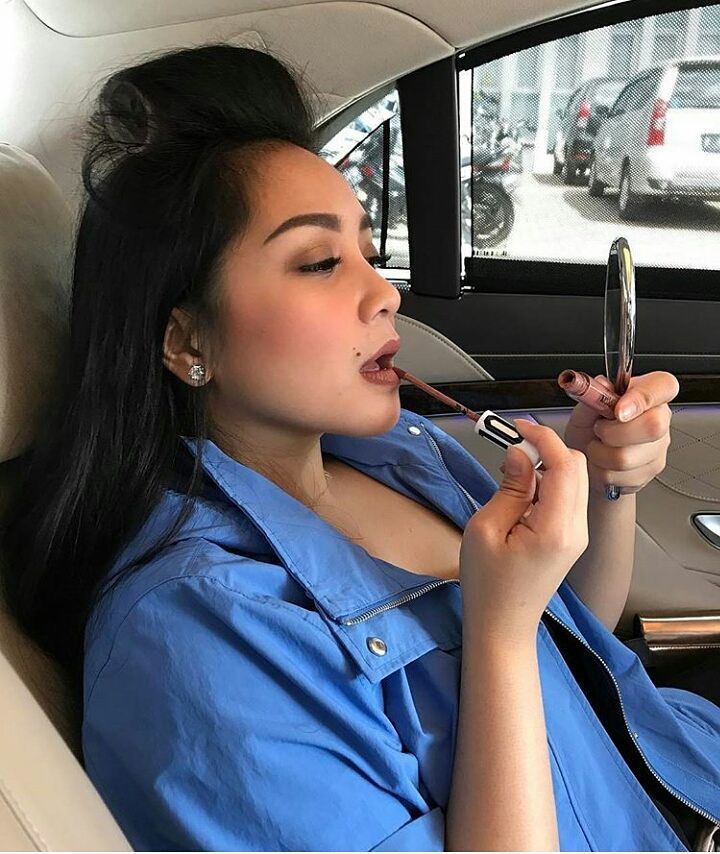 10 Gaya khas memsye Nagita Slavina pakaI roll rambut, gemas abis